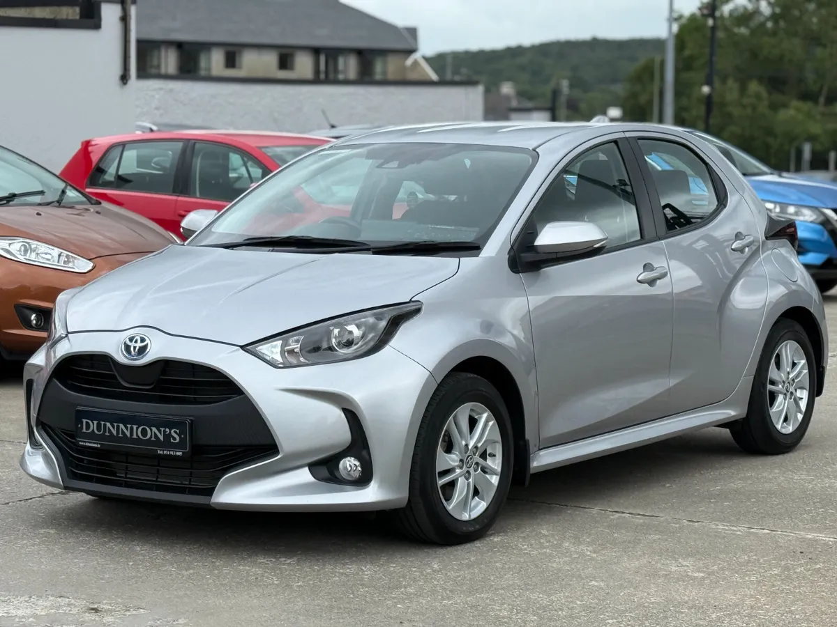 Toyota Yaris, 2022, HYBRID LUNA AUTO*LOW MILEAGE* - Image 3