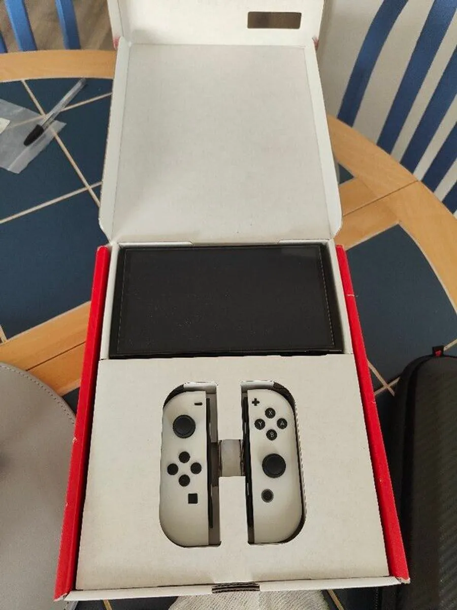 Nintendo Switch OLED - Image 4