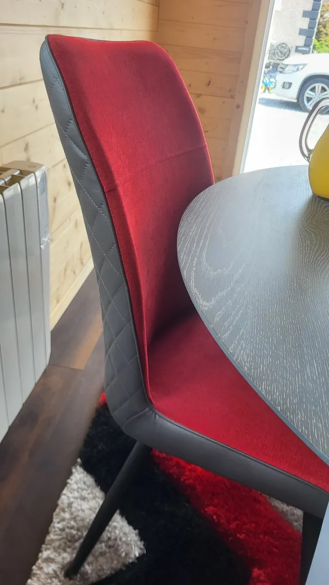 Round 4ft table with 4 chairs NEW - Image 4