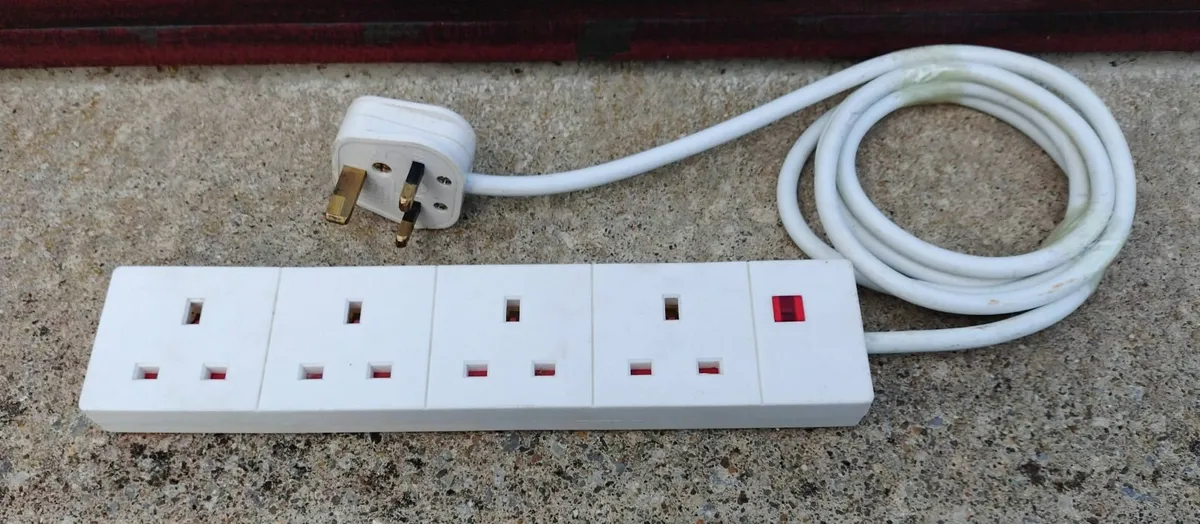 4 WAT PLUG EXTENSION (USED).