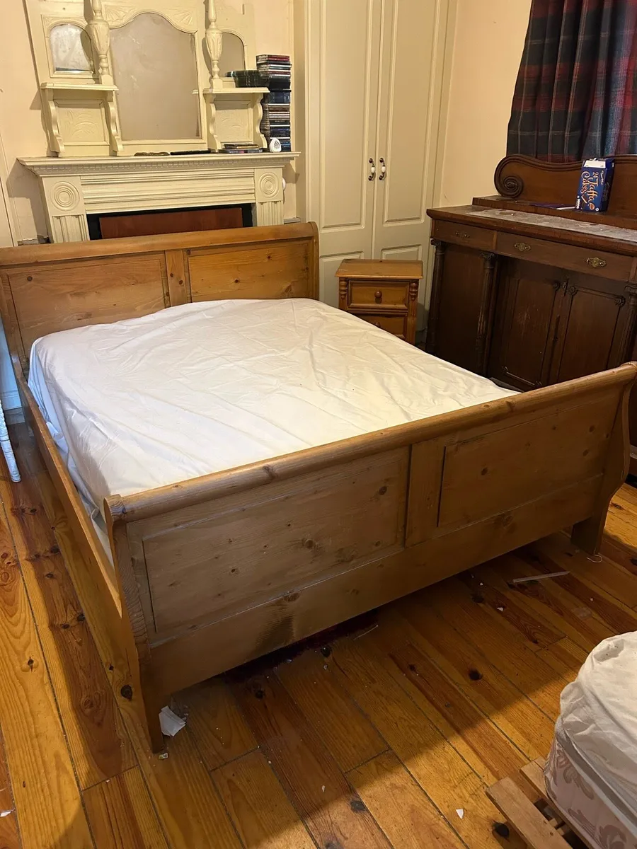 King size sleigh bed and lockers - Image 1