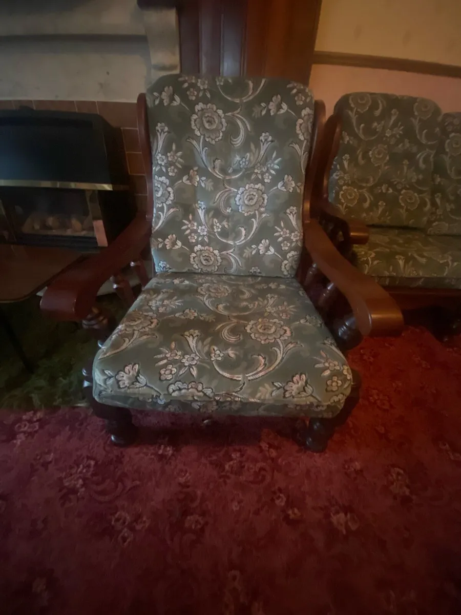 Three piece couch and two arm chairs - Image 4