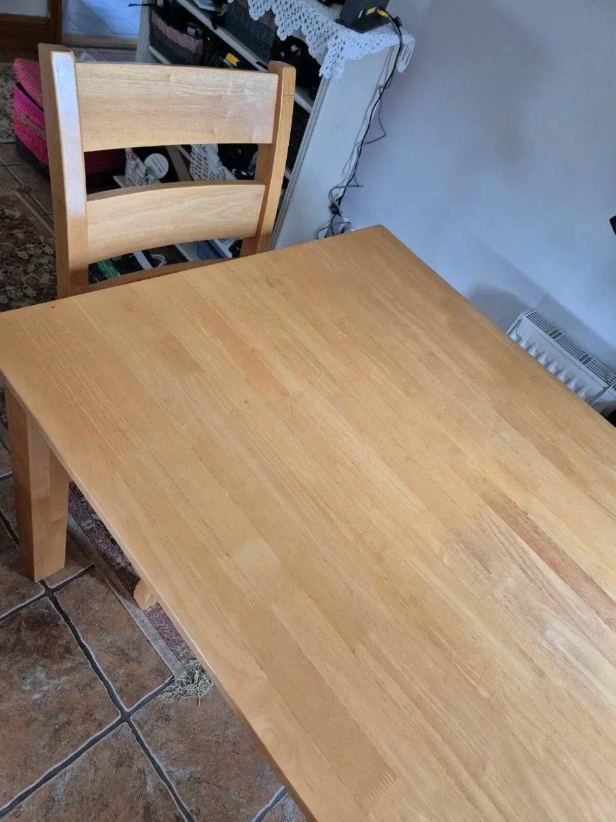 Table and chairs - Image 1