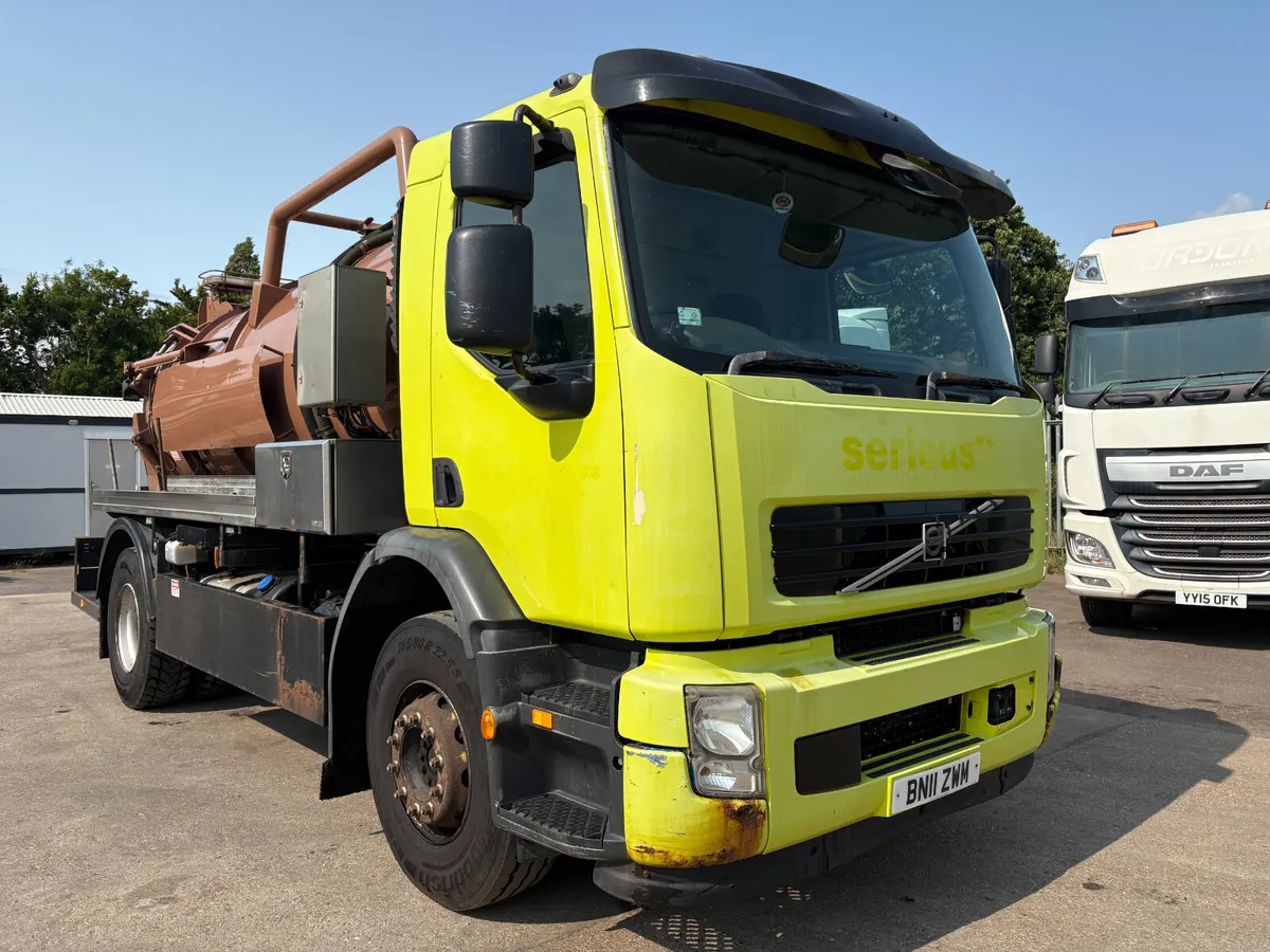 VOLVO - WHALE VACUUM TANKER - Image 1