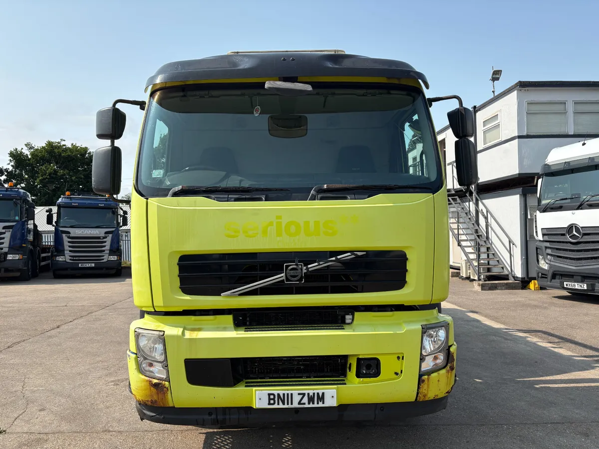 VOLVO - WHALE VACUUM TANKER - Image 3