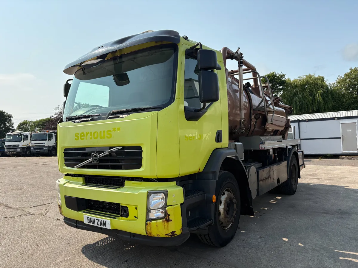 VOLVO - WHALE VACUUM TANKER - Image 4