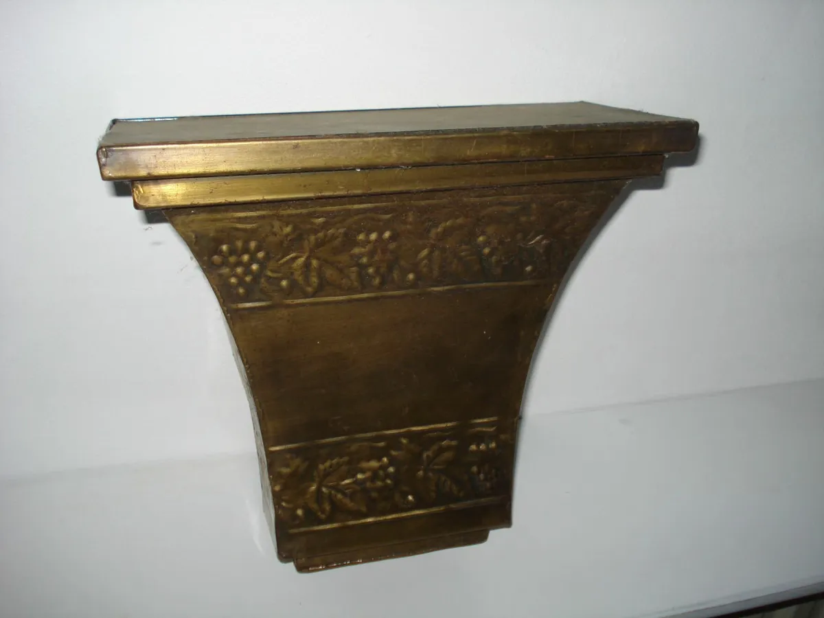 ONE ONLY LARGE TIN METAL WALL CORBEL. - Image 1