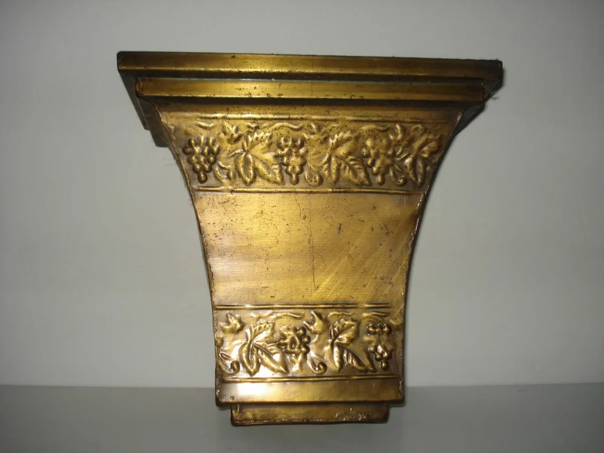 ONE ONLY LARGE TIN METAL WALL CORBEL. - Image 2