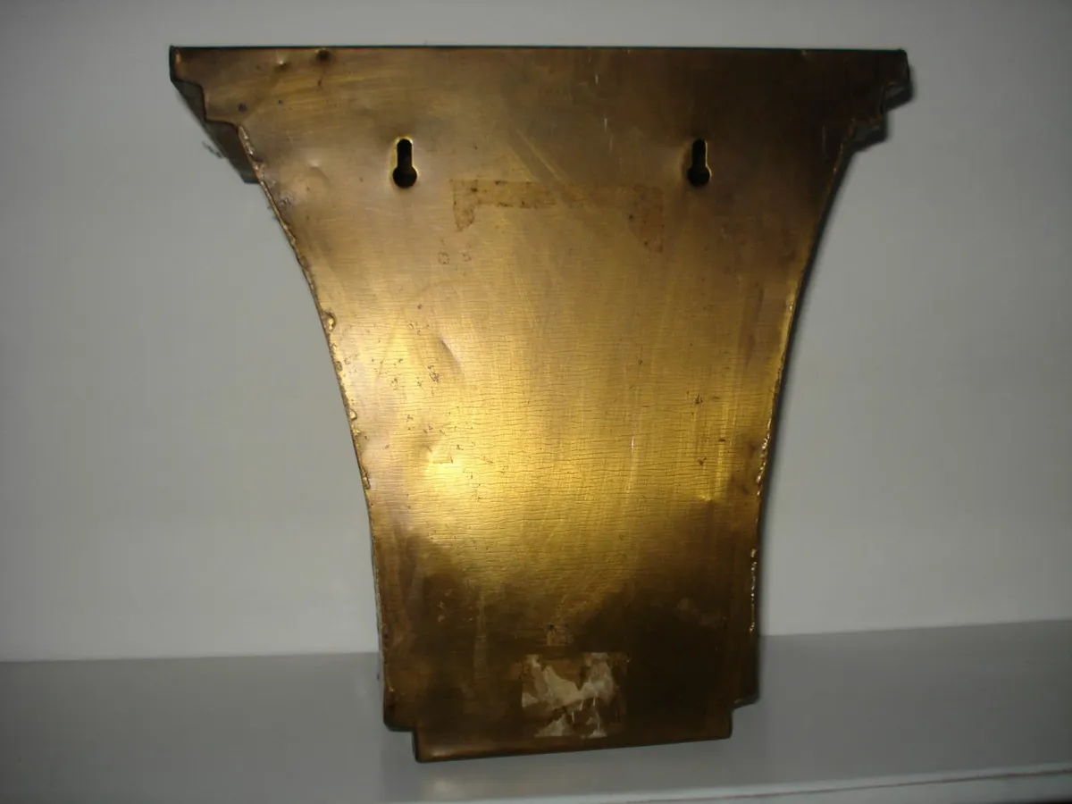 ONE ONLY LARGE TIN METAL WALL CORBEL. - Image 3