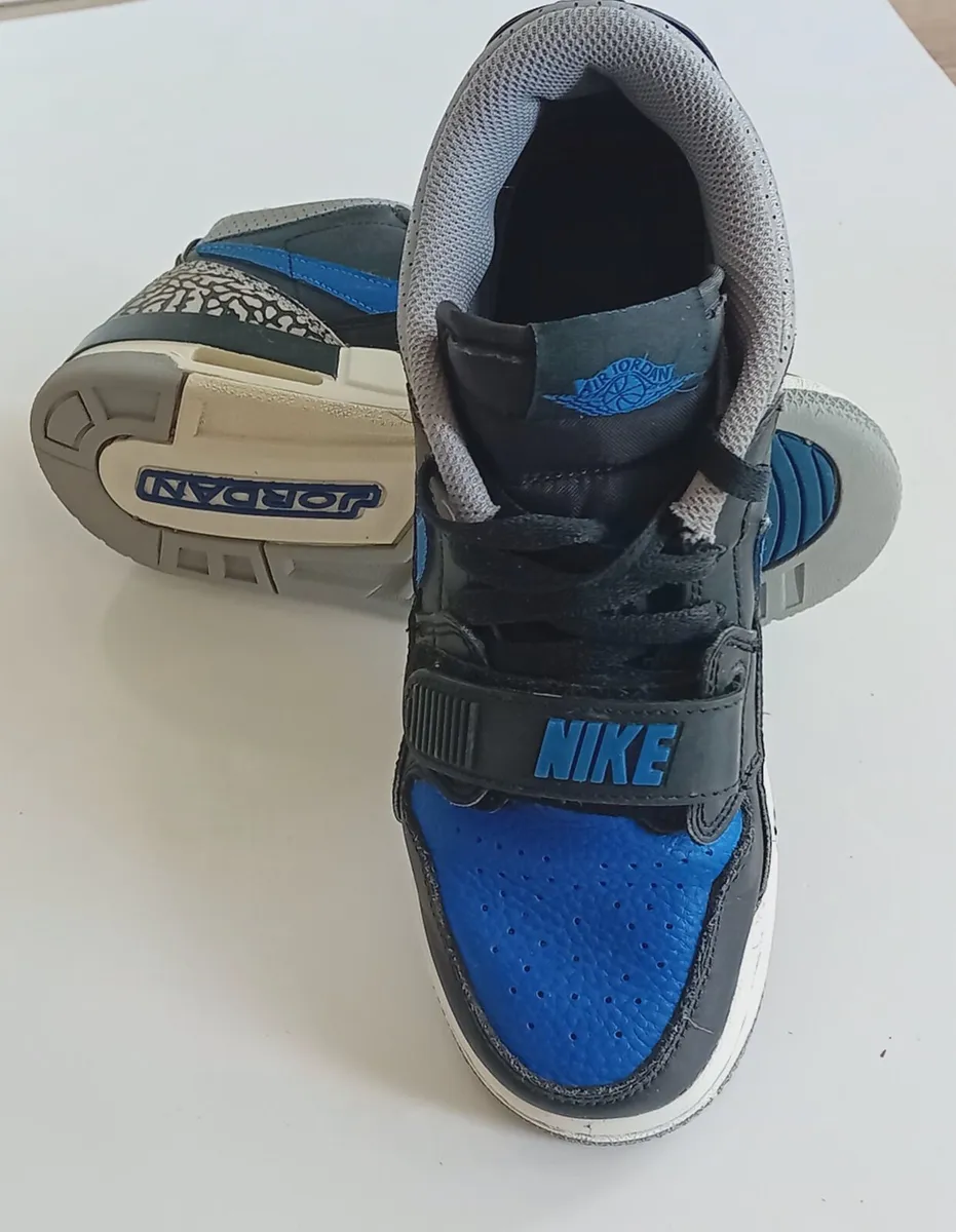 Boys Nike Jordans 4.5 - Image 2