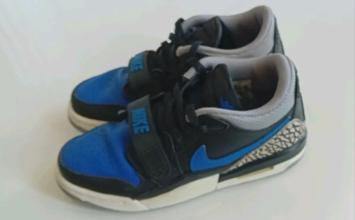 Boys Nike Jordans 4.5 - Image 3