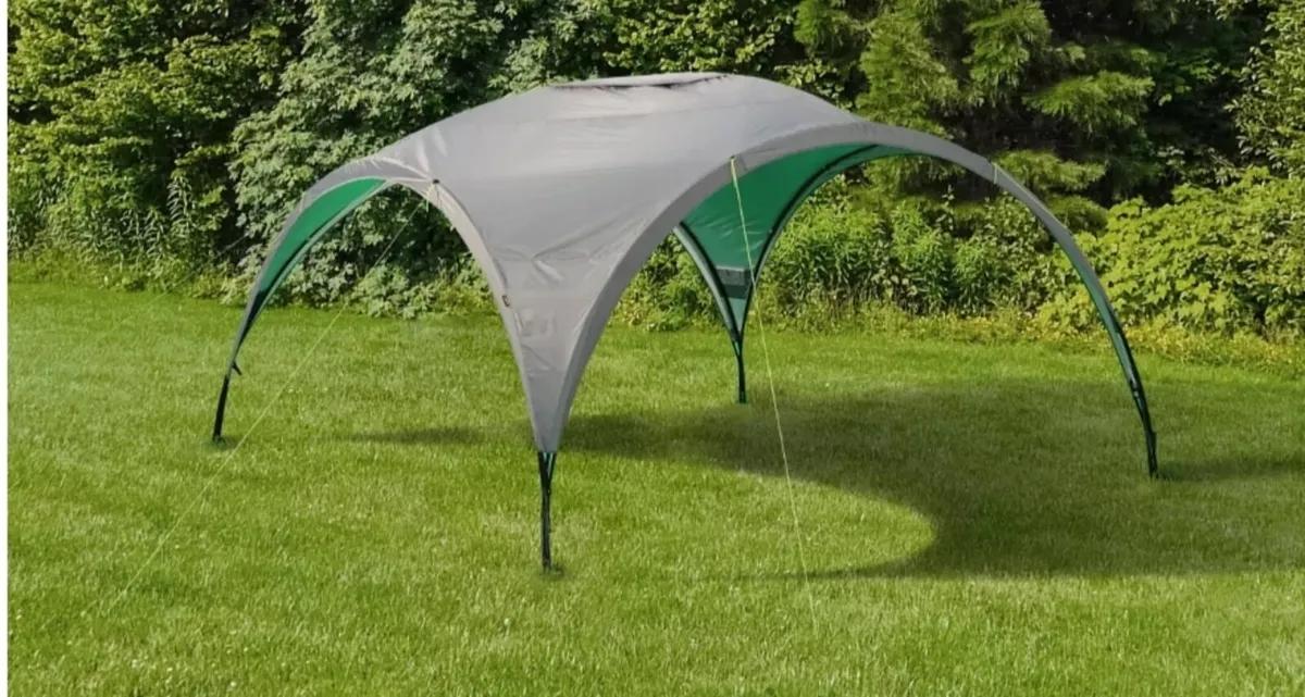 Halfords Outdoor Shelter with two sides - Image 2