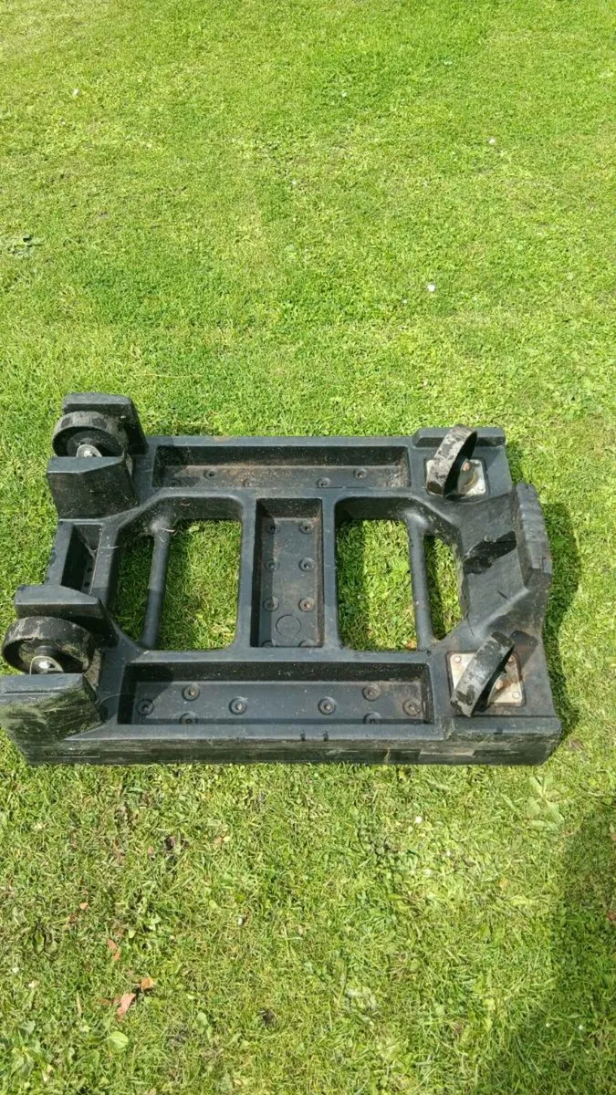 Sturdy base with wheels - Image 1
