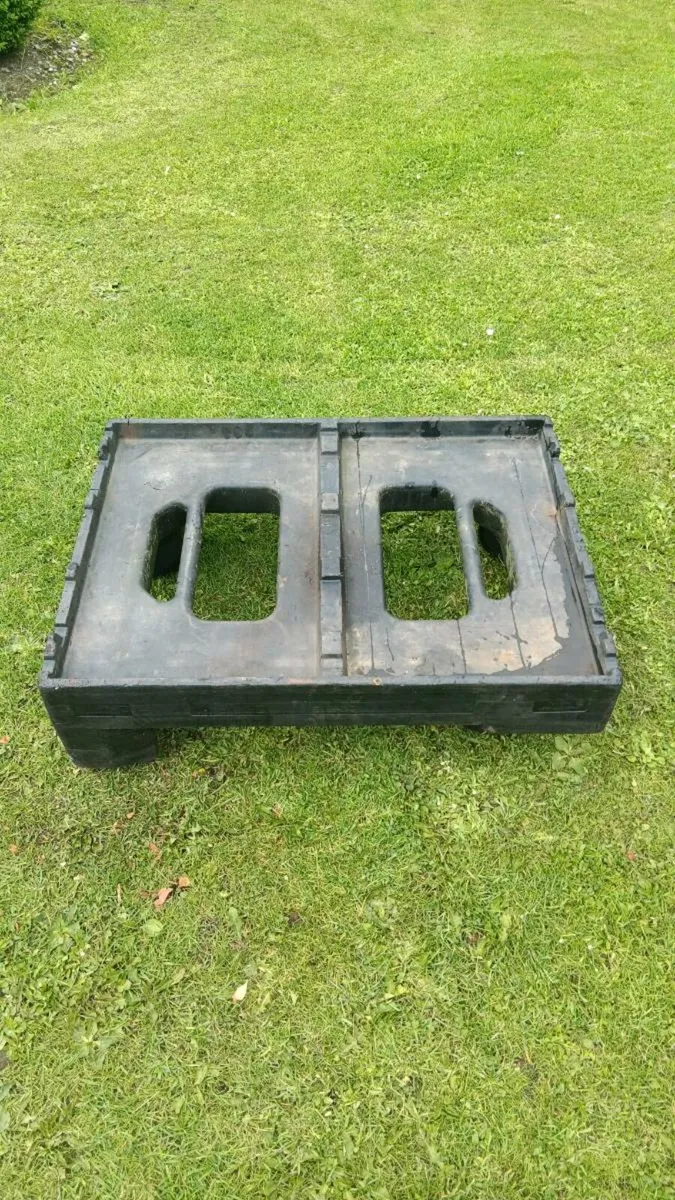 Sturdy base with wheels - Image 2
