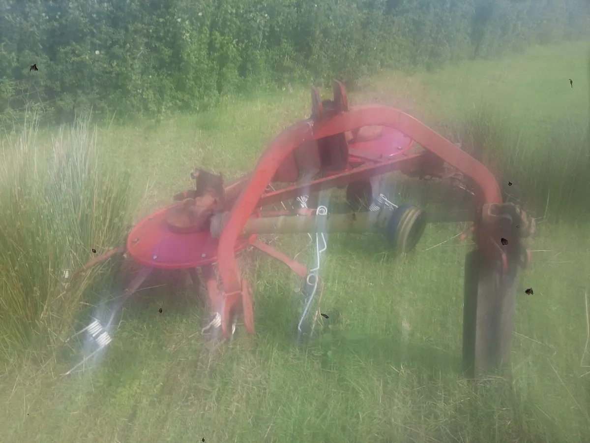 2011 Land Rover Defender & Lely Lotus 300 Tedder/r - Image 3