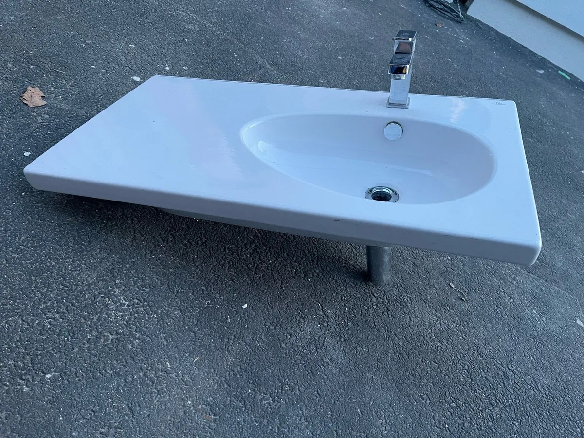 Bathroom sink - Image 1