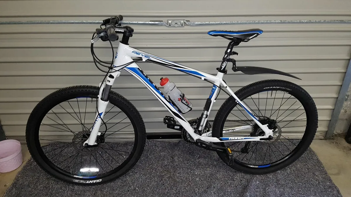 Giant Revel Mountan Bike - Image 1