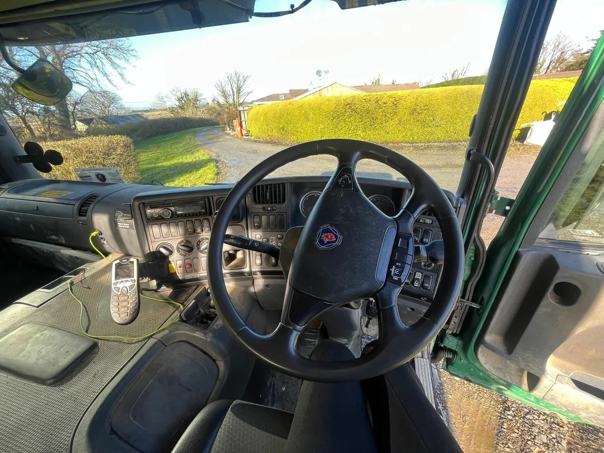 2011 Scania with crane - Image 4