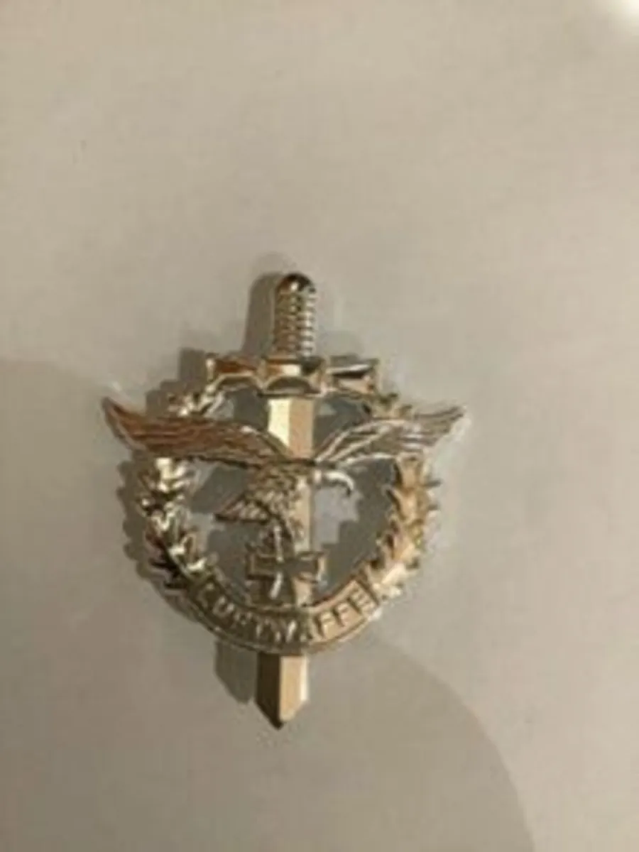 WW2 German Luftwaffe uniform metal pin/badge