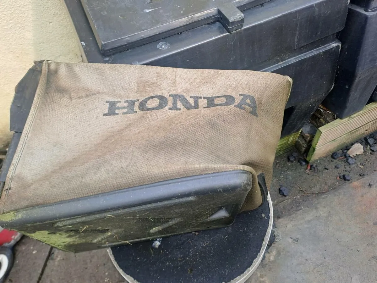 Honda  izzy grass bag v.g.c - Image 1