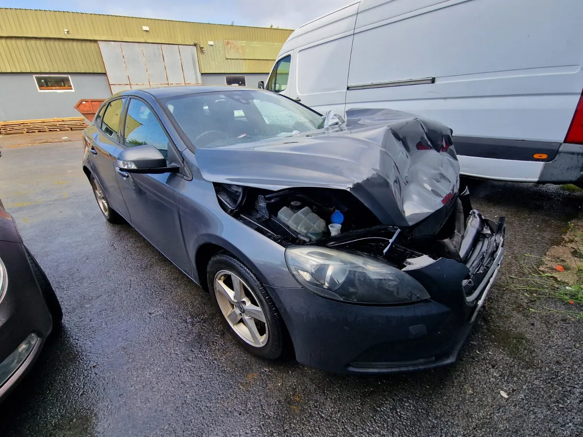 13 VOLVO V40  1.6 D FOR BREAKING - Image 1