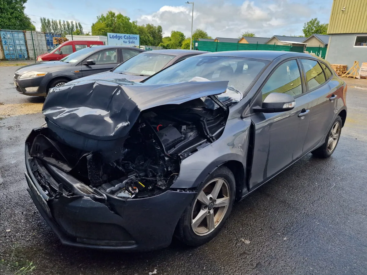 13 VOLVO V40  1.6 D FOR BREAKING - Image 2