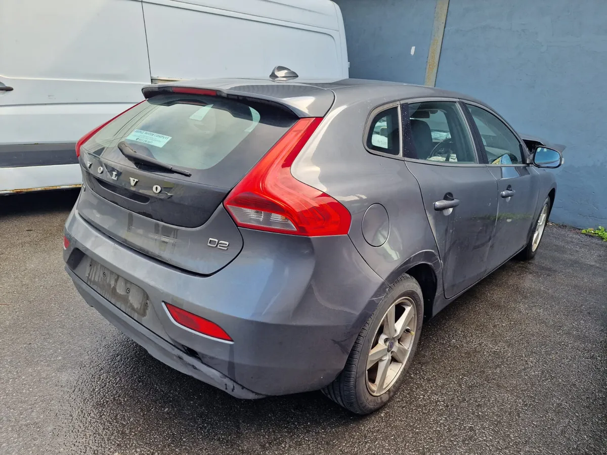 13 VOLVO V40  1.6 D FOR BREAKING - Image 4