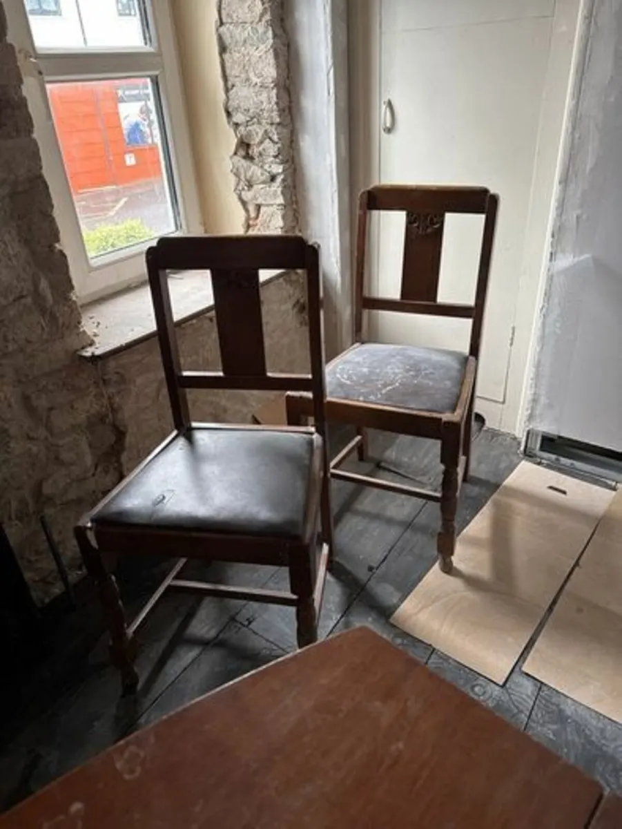 Set of two vintage chairs - Image 1