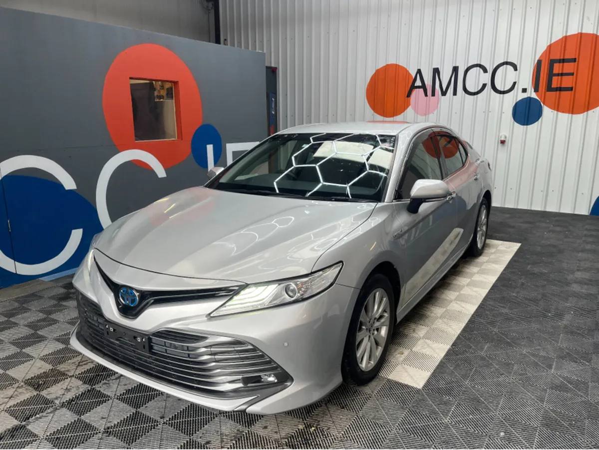 Toyota Camry 2.5 HYBRID / 64k KMs /  BACKUP CAMERA - Image 2