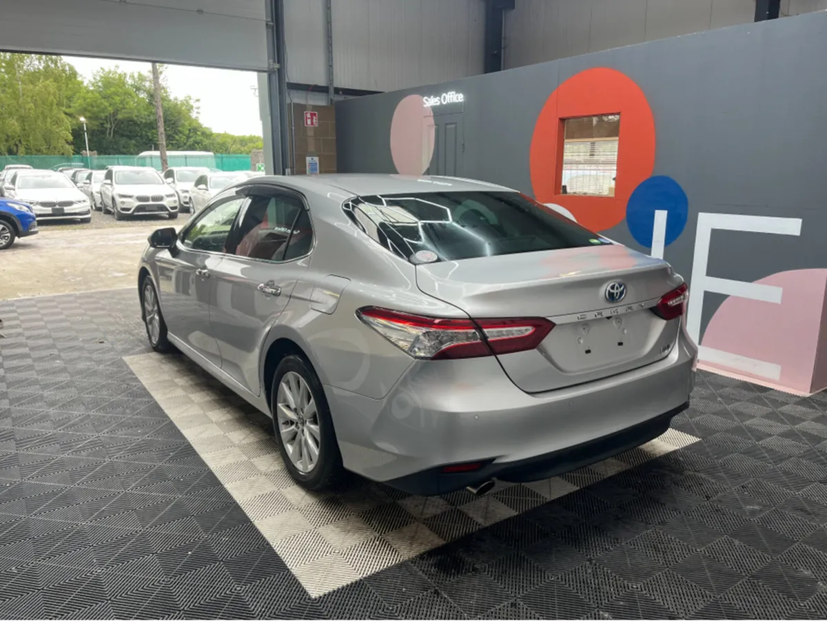 Toyota Camry 2.5 HYBRID / 64k KMs /  BACKUP CAMERA - Image 3