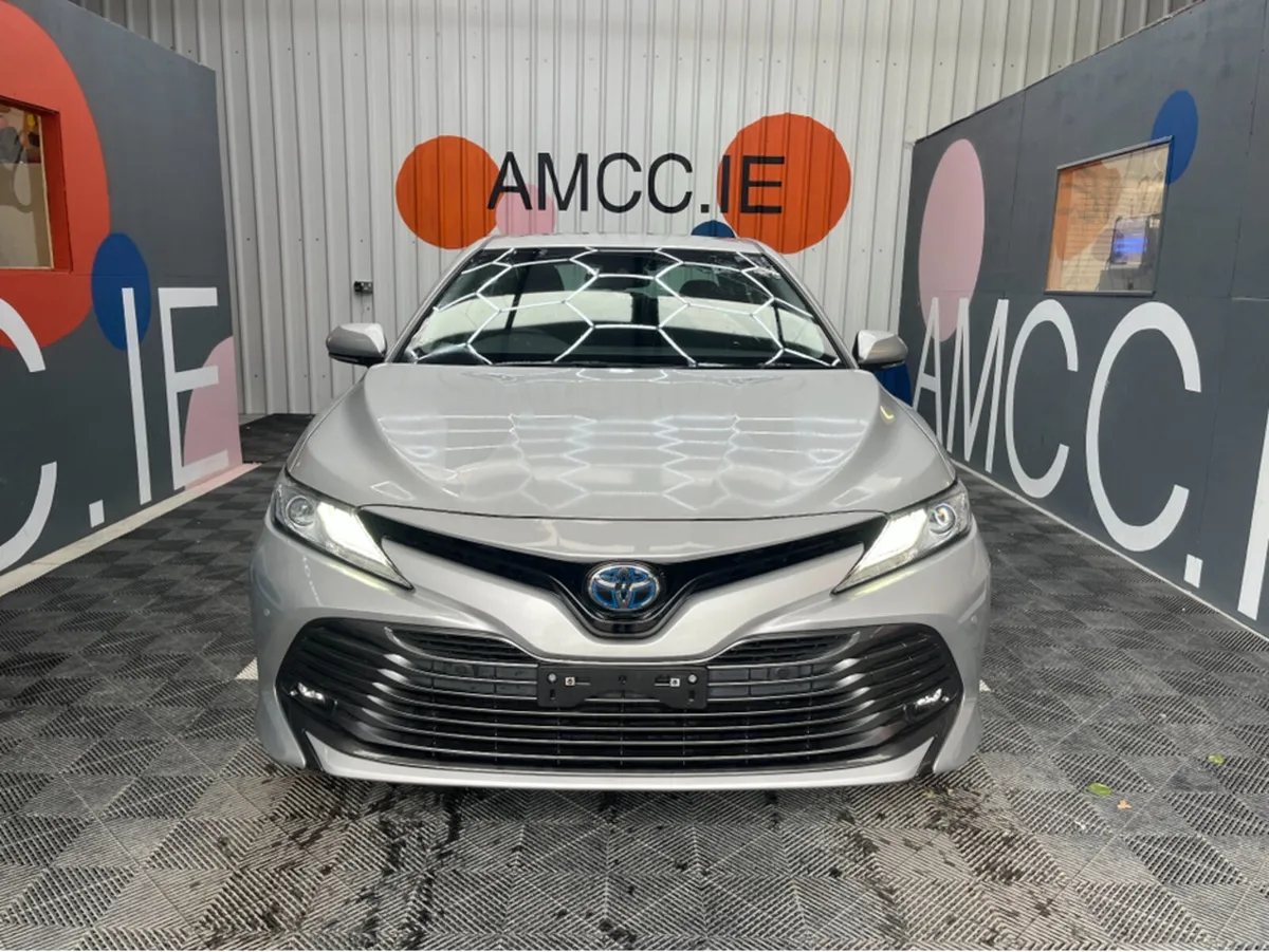Toyota Camry 2.5 HYBRID / 64k KMs /  BACKUP CAMERA - Image 4