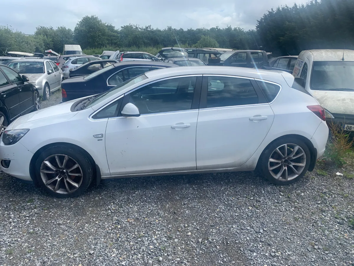 2011 VAUXHALL  OPEL ASTRA - Image 2