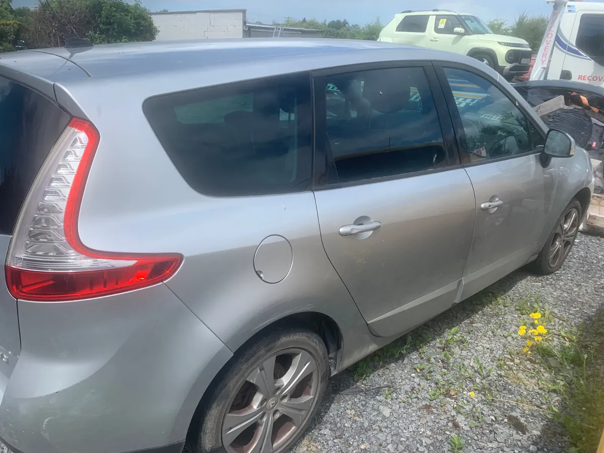 2011 RENAULT  SENIC DIESEL - Image 2