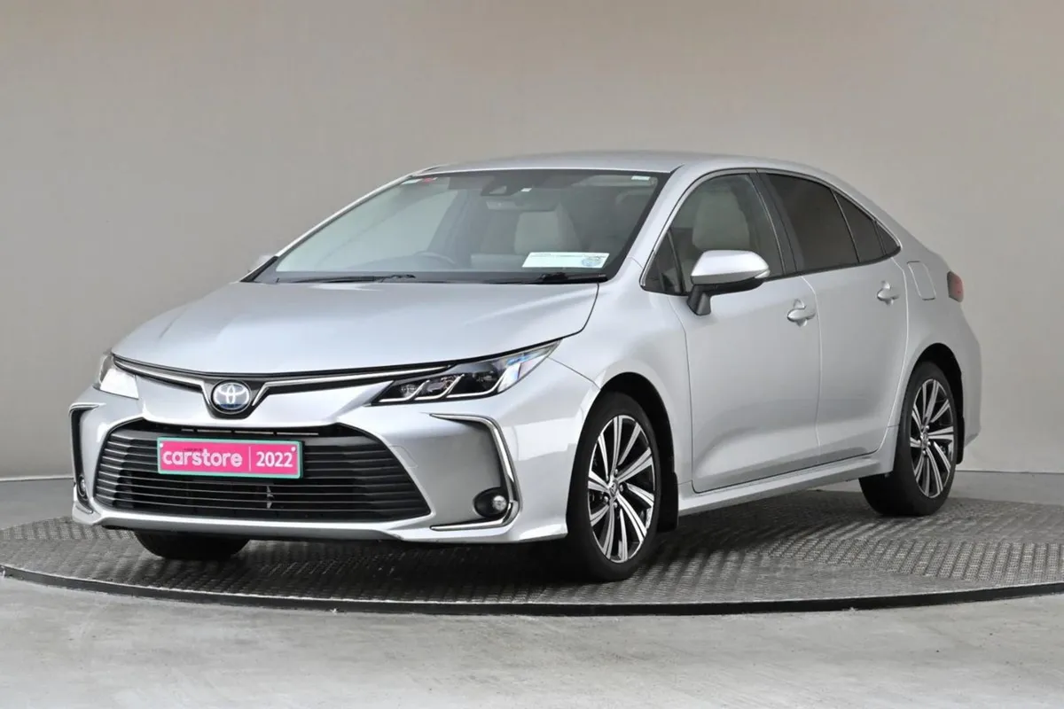 Toyota Corolla 1.8 Hybrid Luna Sport 4DR  2tone I - Image 3