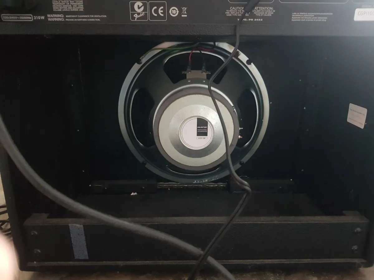 Fender Mustang 3 v2 100 watt combo and pedals - Image 3