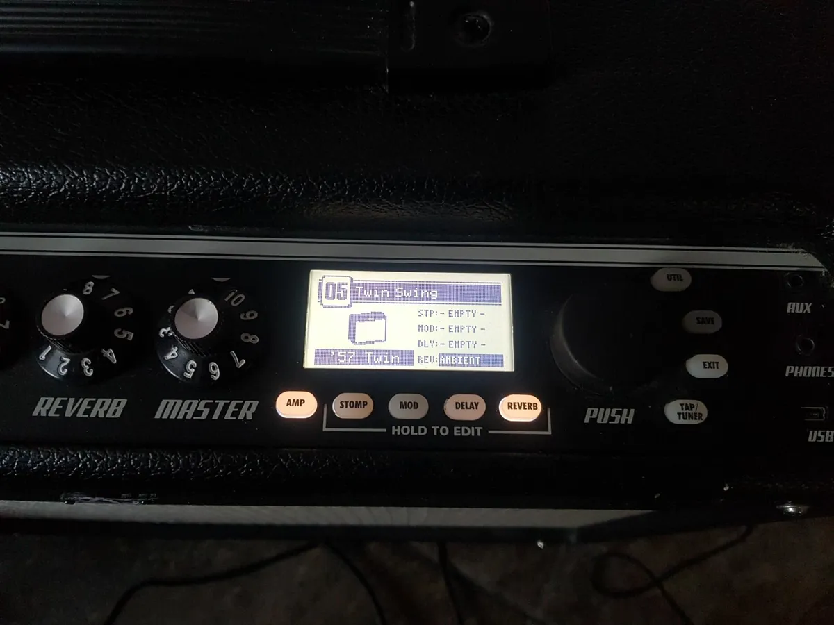 Fender Mustang 3 v2 100 watt combo and pedals - Image 4