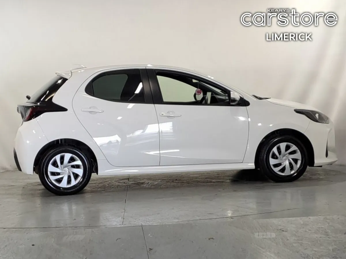 Toyota Yaris Hybrid - Image 2