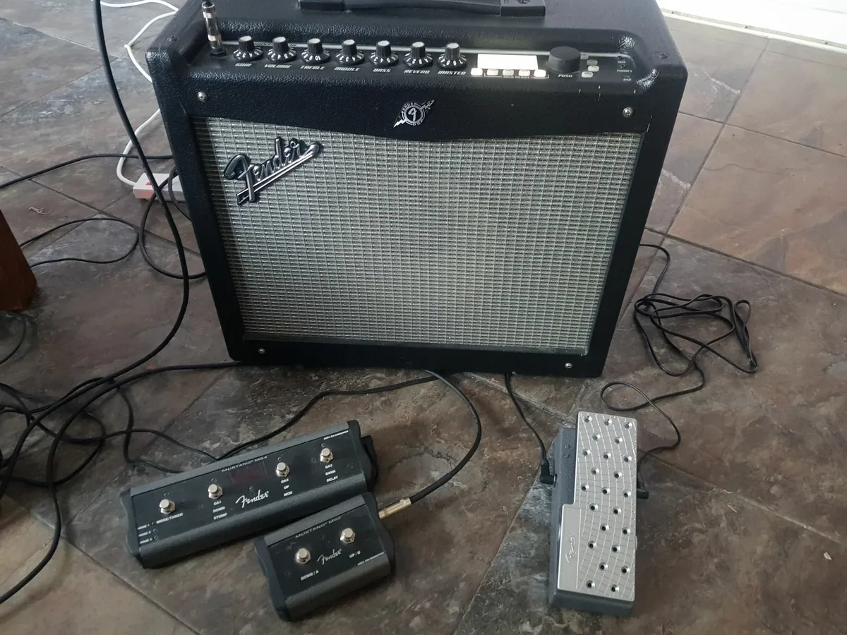 Fender Mustang 3 v2 100 watt combo and pedals - Image 1