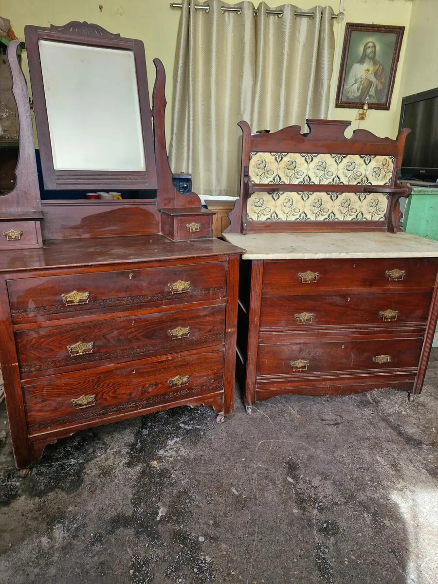 Contents of cottage - Image 2
