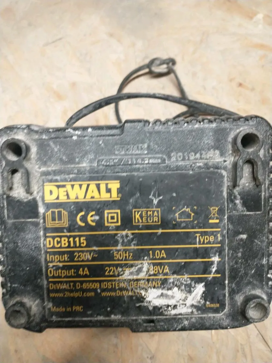 DeWalt Light +  XR flex 54v 6Ahbattery and charger - Image 2