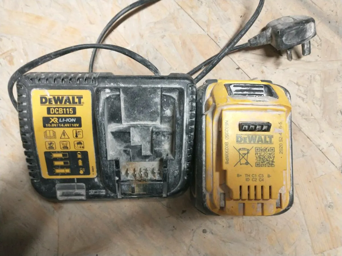 DeWalt Light +  XR flex 54v 6Ahbattery and charger - Image 3