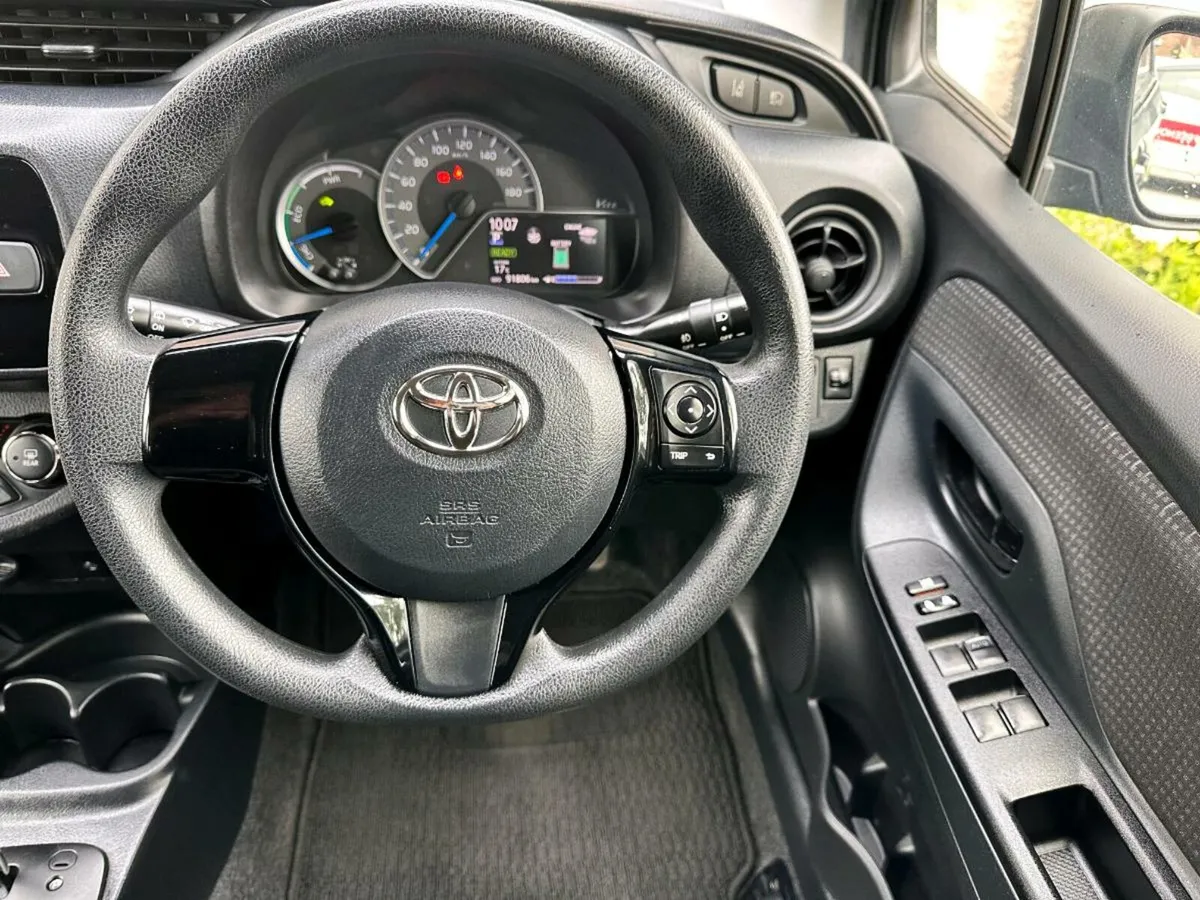Toyota yaris hybrid 2017 - Image 3