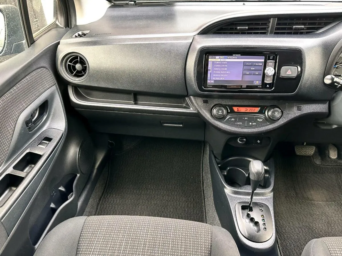 Toyota yaris hybrid 2017 - Image 4