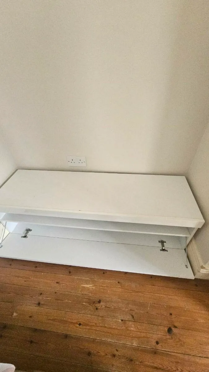 TV stand - Image 1