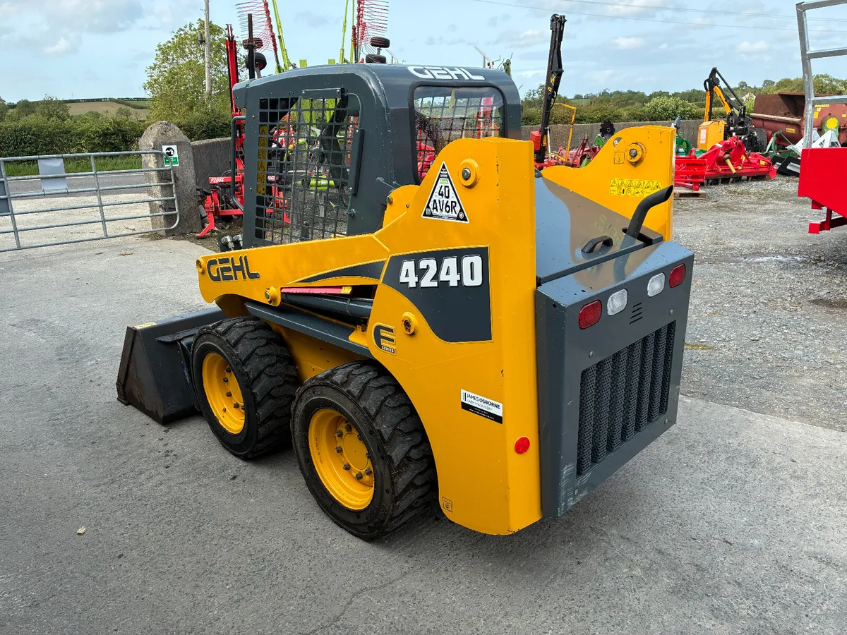 Gehl 4240 Skid Steer - Image 3