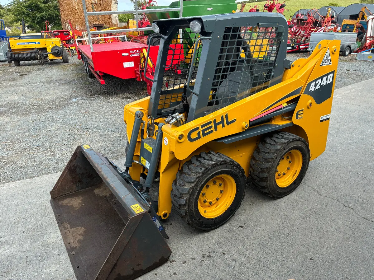 Gehl 4240 Skid Steer - Image 4