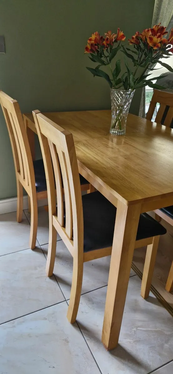 Table and chairs - Image 3