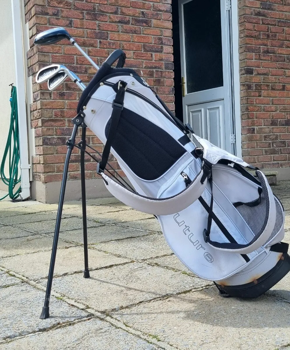 Kid's golf clubs and bag - Image 1