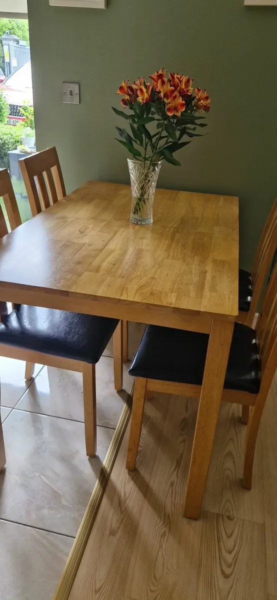 Table and chairs - Image 1