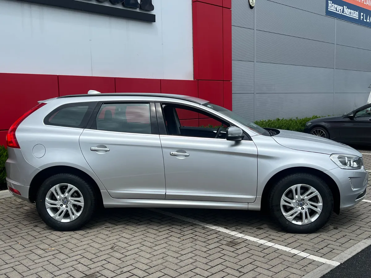 Volvo XC60 2016 FSH - Image 4